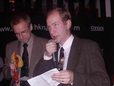Jan Söderman och Kent Lundgren delar ut priser på julfesten 2003