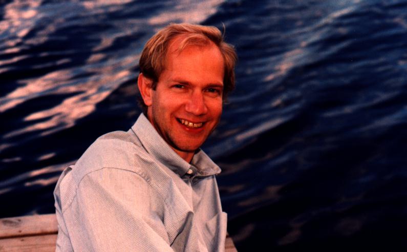 Kent Lundgren p&aring; en brygga